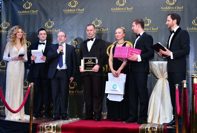 Андрей Еременко, директор ООО «Компания Эндвест» награждает победителей в номинации «Лучший ресторан года по мнению Совета Экспертов»
