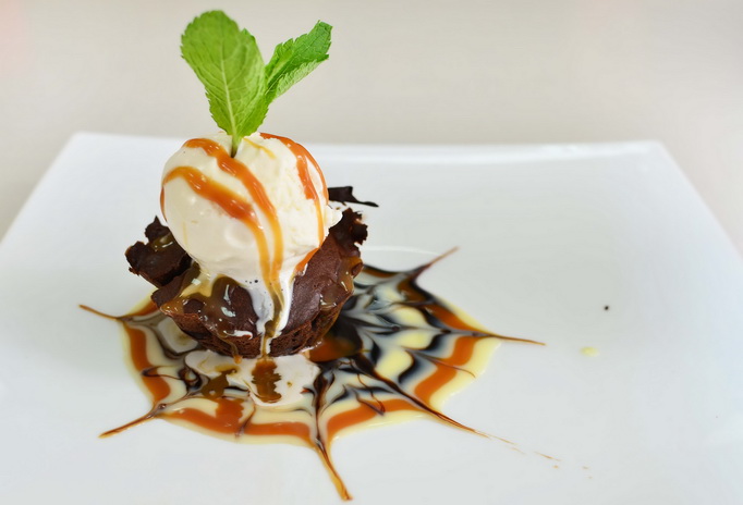 Шоколадные маффины с чили и мороженым — Рецепты Кулинарной студии Clever