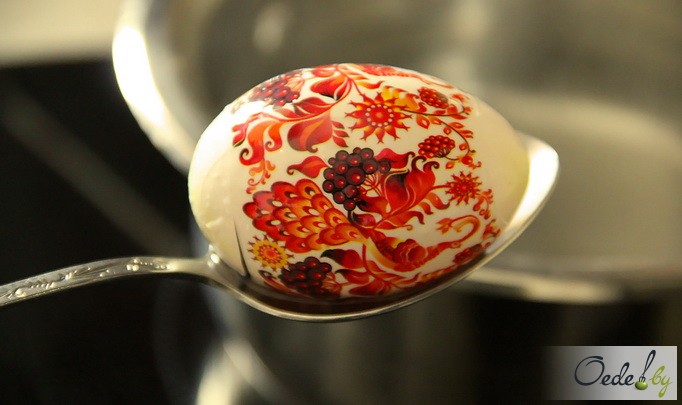 Пасхальное яйцо с рисунком нанесенным с помощью термонаклейки