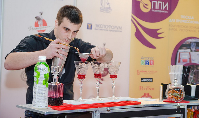 Участник, занявший второе место. Дмитрий Лонгвиненко, бармен клуба «NEXT»