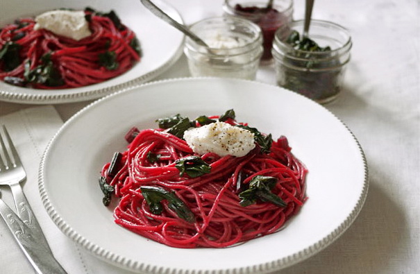 Спагетти со свекольным песто
