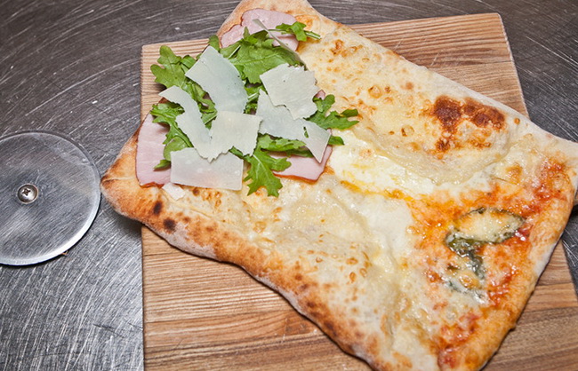 Пицца «Наполи» с салями, ветчиной, балыком и тремя сырами