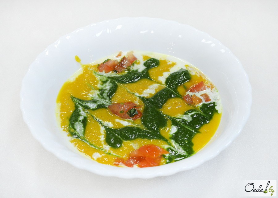 Суп-пюре из тыквы и шпината  с филе индейки и конкассе из томатов