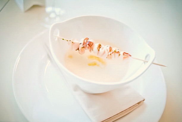 Крем-суп из цветной капусты с кальмаром на шпажке