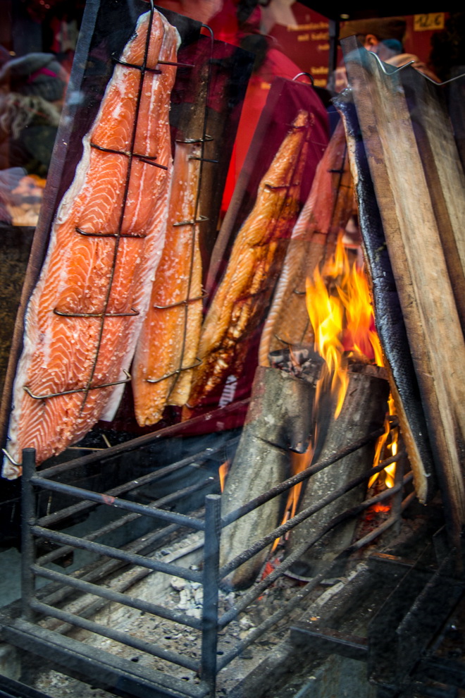 копченый лосось на рождественском рынке в Кельне