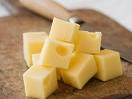 Беременным советуют обязательно срезать корочку с сыра