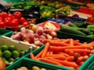 Мингорисполком будет контролировать цены на продажу фруктов и овощей в сезонных палатках