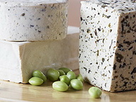 Сыр с плесенью: что это такое и с чем его едят?