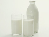 В российском универсаме покупателям продавали просроченные молочные продукты, уверяя, что они полезны для здоровья.