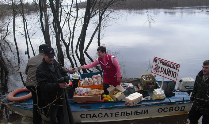 В Беларуси в затопленные деревни еду возят на лодках