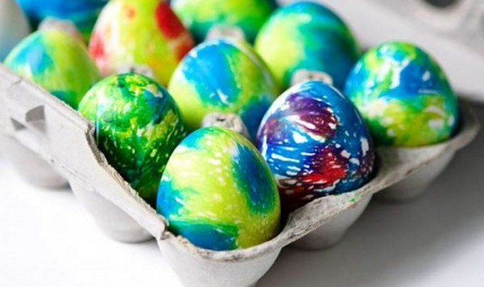 Как лучше покрасить яйца на Пасху?