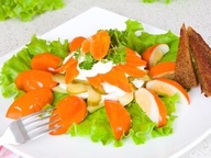 Салат овощной с копчёными яйцами