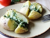 Картофель, запеченный в кожуре с сыром и зеленью