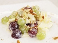 Фруктовый салат с виноградом и грушей