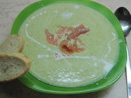 Суп-пюре с брокколи и копченым лососем