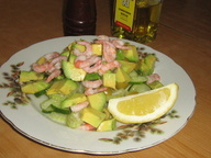 Салат "легкий" с авокадо и креветками.