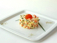 Салат типа «Оливье» с красной икрой и лососем