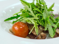 Теплый салат с рукколой и белыми грибами