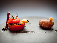 Halloween: помидор с начинкой из сухофруктов в пряном сиропе