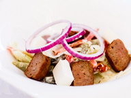 Салат с колбасками чоризо, овощами и сыром фета