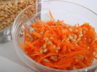 Салат из свежей моркови с кедровыми орешками