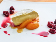 Французский десерт: сыр бри с абрикосами