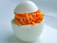 Яйца, фаршированные корейской морковью