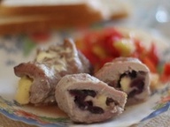 Свинина, фаршированная виноградом и сыром